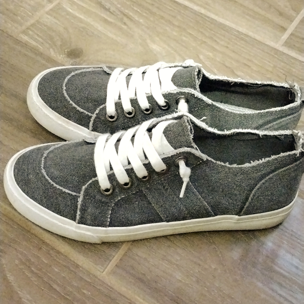 Women pop sneakers